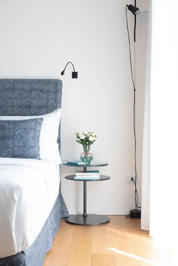 Bmore Duomo - Luxury Apartments Near Duomo Милан 0*,  Италия