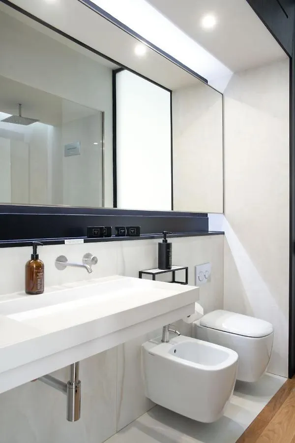 Bmore Duomo - Luxury Apartments Near Duomo Милан 0*,